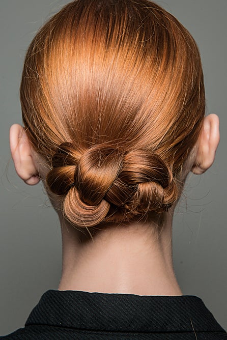 Las melenas con poco volumen encuentran en Delpozo su peinado perfecto. Con una rectísima raya a un lado, se recoge todo el cabello por detrás de las orejas. Puedes utilizar un producto fijador para que no quede ningún pelo fuera de su sitio.