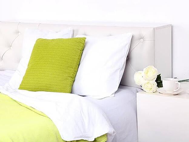 Tonos neutros junto con tonos alegres, máximas del feng shui en el dormitorio.