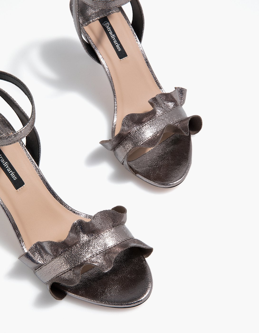 Pero si hay que brillar, que sea de la cabeza a los pies con unas sandalias bronce, doradas o plateadas