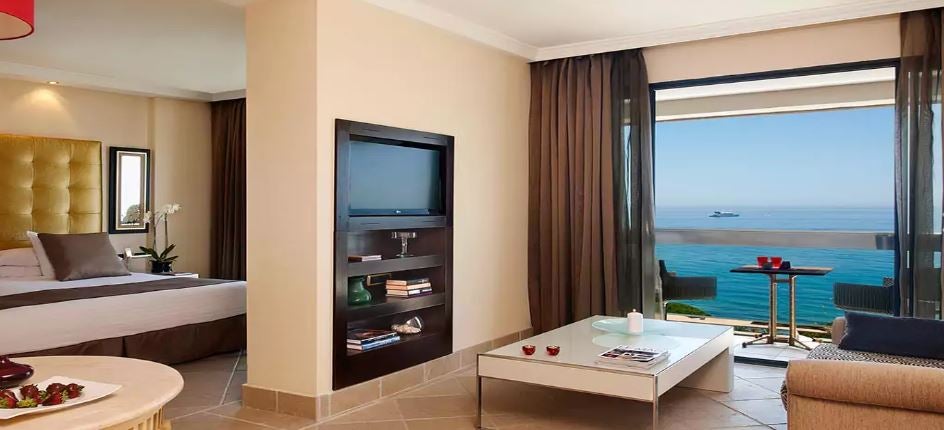 Gran Melia Don Pepe, Mallorca: En plena Costa Sur y con un toque vanguardista en el servicio de lujo tradicional, Don Pepe es uno de los hoteles con las vistas al mar más bonitas de España. El elegido de muchos personajes reconocidos.