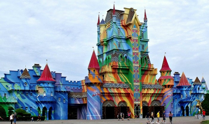 Situado en Penha (Brasil) se encuentra Beto Carrero World, el parque de atracciones más grande de América Latina. Ya solo con ver la fachada de su entrada dan ganas de visitarlo. Cuenta con tres áreas generales, una con un zoológico, otra con más de cien atracciones y una última de shows.