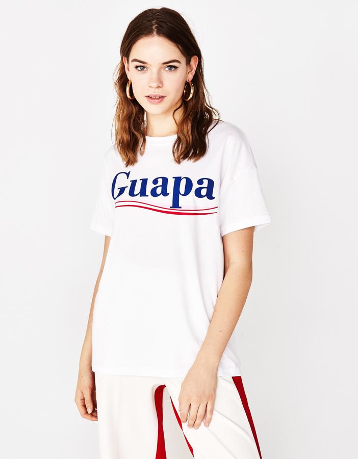 Que dicen que se llevan los logos, ¿no? Pues esta camiseta es la que te representa, por guapa, guapa y guapa.