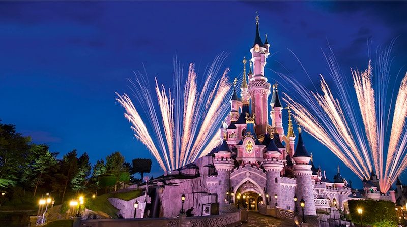 No podía faltar Disneyland Paris, en Francia. Un referente para el mundo entero y sobre todo, para los amantes de Disney. Su espectáculo de fuegos artificiales al caer la noche es impresionante.