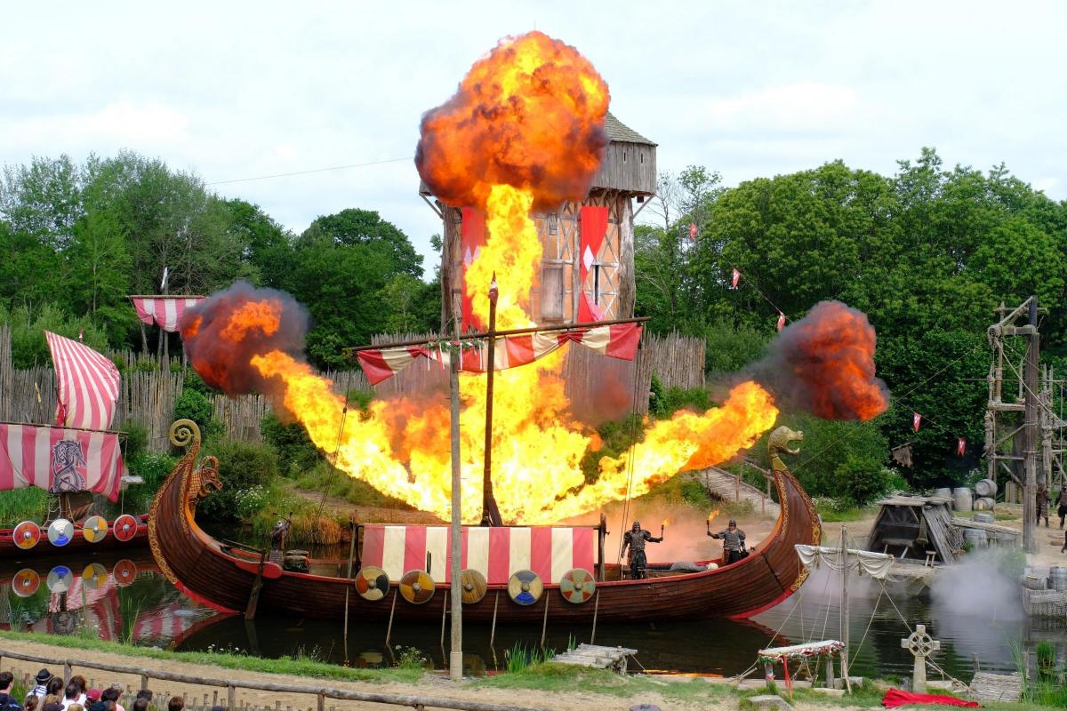 Viaja en el tiempo con Le Puy du Fou (Francia). Asistirás a ataques vikingos, espectáculos con fieras en su circo romano, combates entre mosqueteros o carreras de caballerías.