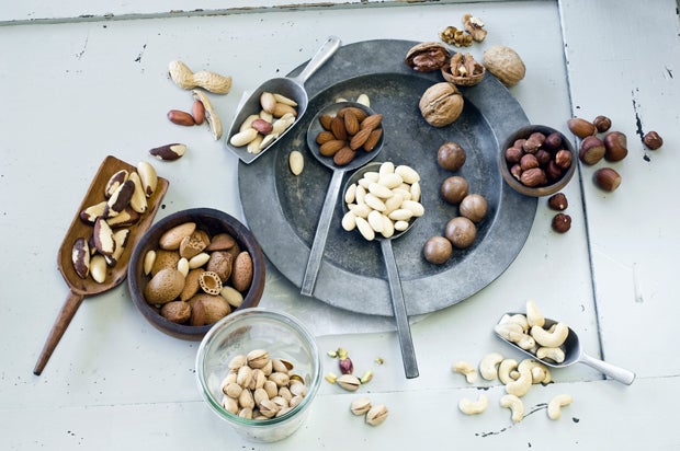 El calcio es otro de los nutrientes más importantes durante el embarazo y los frutos secos están a la altura y es que si estás embarazada, necesitas unos 1.000 mg de calcio al día tal y como  afirma Marisol Guisasola.  También puedes encontrar calcio en lácteos, tofu, sardinas o verduras de hoja verde.