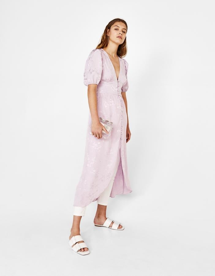 ¿Y qué me dices te esta monería de vestido? Si solo por ponértelo desearás que te inviten a una boda. Aunque si tienes muchas ganas de estrenarlo, no esperes y póntelo para ir a la oficina con unas sandalias planas