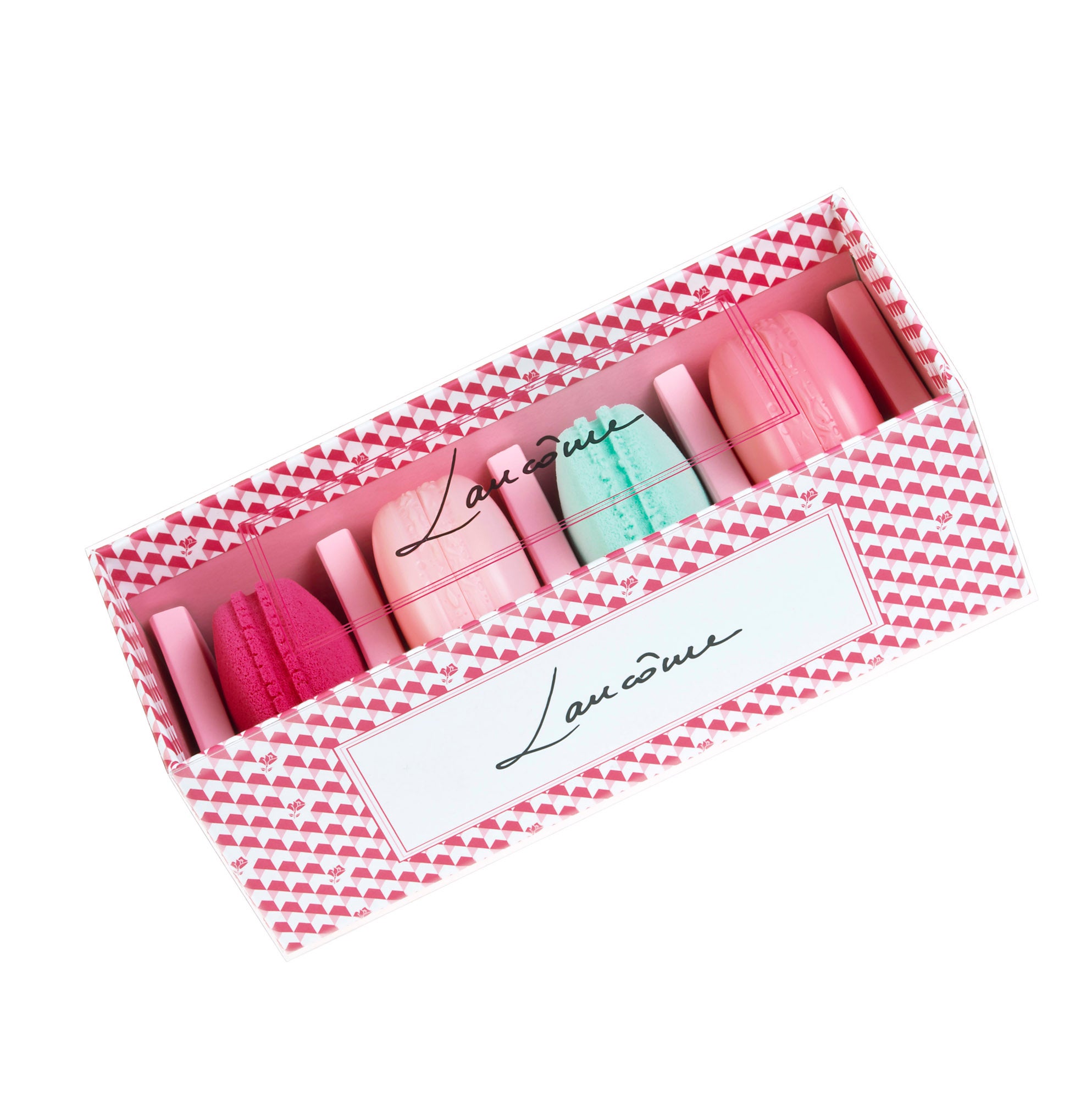 Inspirada en la forma del icónico macaron francés, Lancôme crea dos esponjas de maquillaje y dos coloretes para lucir un look delicado. El estuche está compuesto por un diseño geométrico de colores pastel y rasgos pop. El colorete, de textura cremosa, se presenta en un bonito tono coral. (60€)