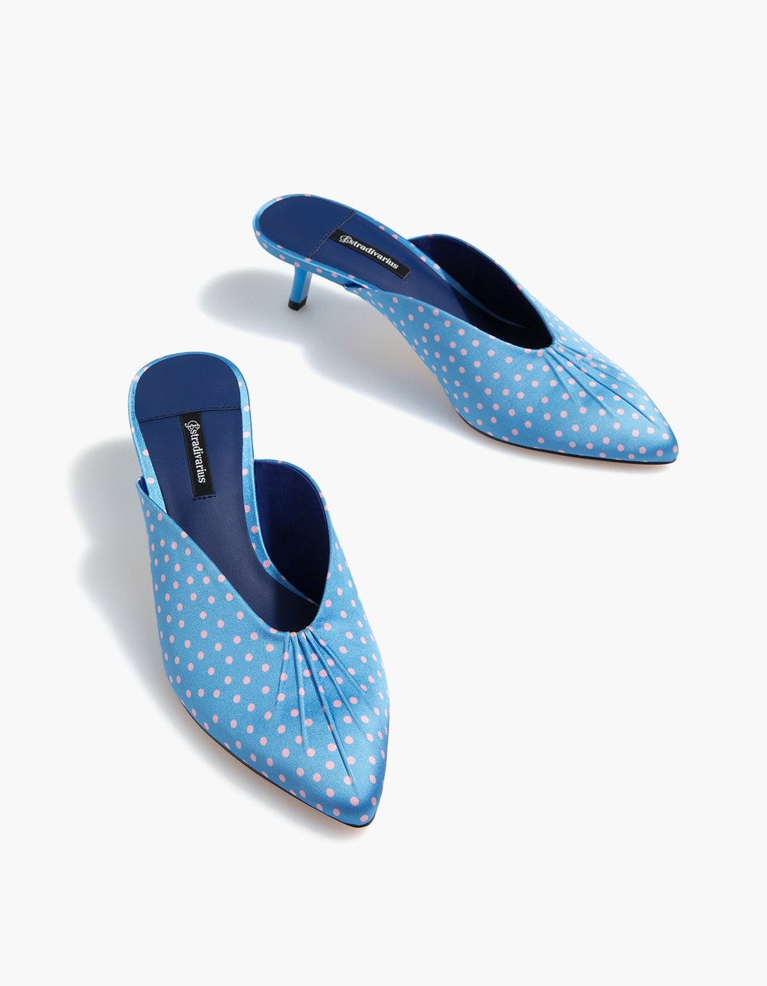 Y si te quedan más ganas de lunares, estos mules serán perfectos