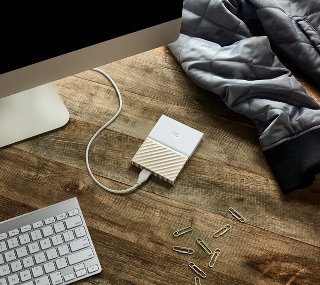 Disco duro portátil My Passport Ultra. Disponible en dos colores y distintas capacidades desde 1TB. (77,99 euros)