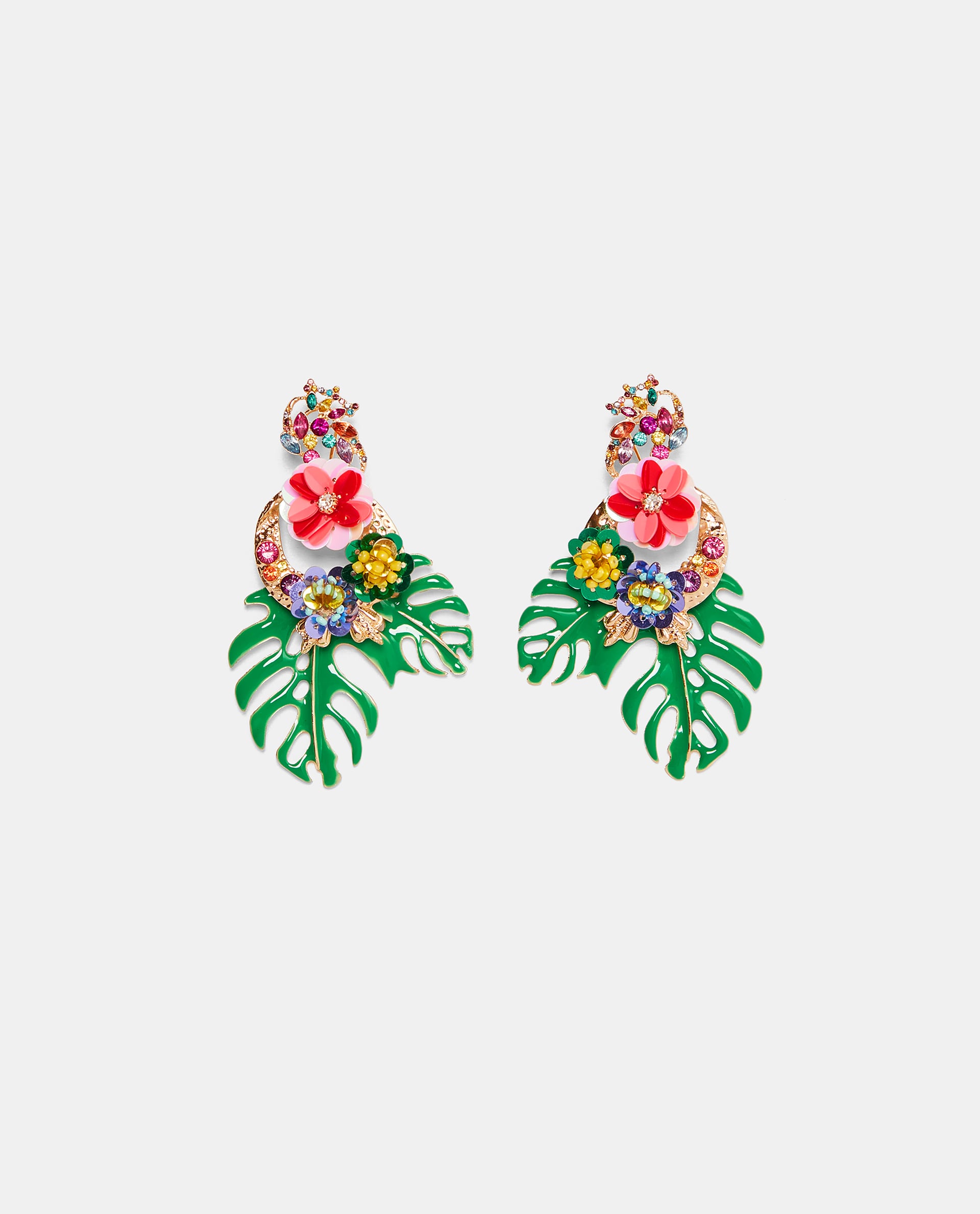 Pero si lo que quieres dar color a tu look, estos pendientes a lo Celia Cruz te harán brillar. ¡Azúcar!