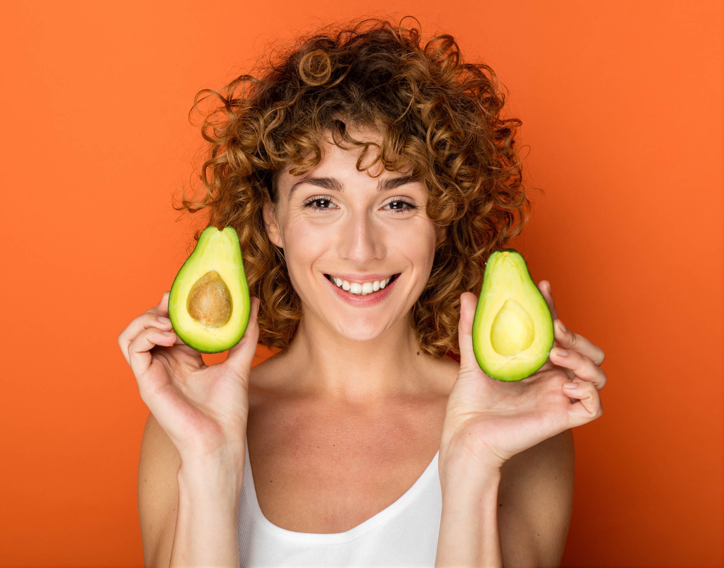 El  aguacate  es uno de los alimentos de moda por sus elevadas dosis de vitaminas. Con él puedes preparar una mascarilla nutritiva e hidratante para darle a tu piel elasticidad. Para prepararla machaca el aguacate y añade dos cucharadas soperas de aceite de oliva y el zumo de medio limón. Déjala actuar unos 20 minutos y retira con agua tibia.