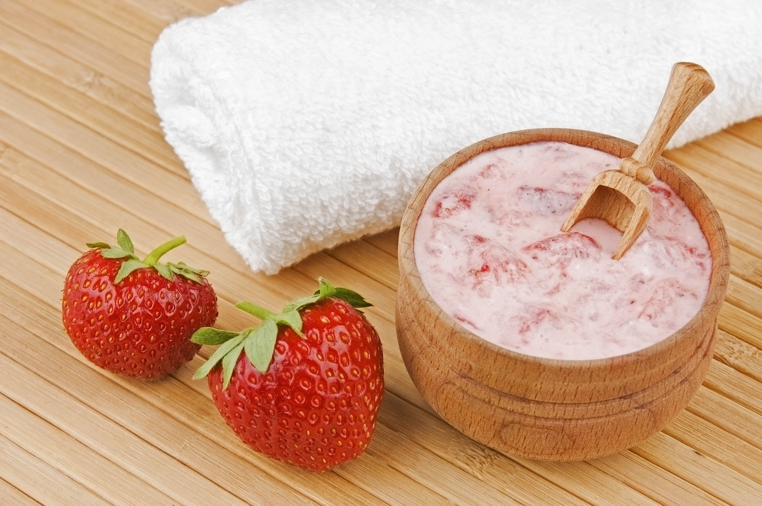 Si tienes la piel grasa, tienes que probar esta mascarilla con fresas. Es muy sencilla: solo tienes que batir unas cuantas fresas maduras. Intenta que la pasta quede algo espesa y aplícala en la cara y en el cuello 15 minutos. Si la aplicas dos veces por semana, en unos meses verás que tu acné mejora. Además, puedes preparar una mascarilla de fresas, con una cucharada de yogur natural, una cucharada de miel y una de aceite de oliva, que te ayudará a limpiar tu rostro en profundidad.