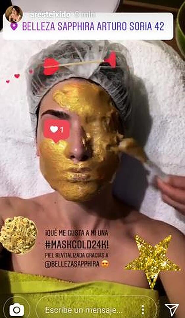 Ares Teixidó sometiéndose a este tratamiento con mascarilla de oro.