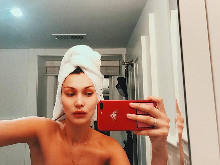 Bella Hadid. Durante unas vacaciones en Grecia, la pequeña de las Hadid se fotografió con la cara totalmente lavada. Y tan tranquila.