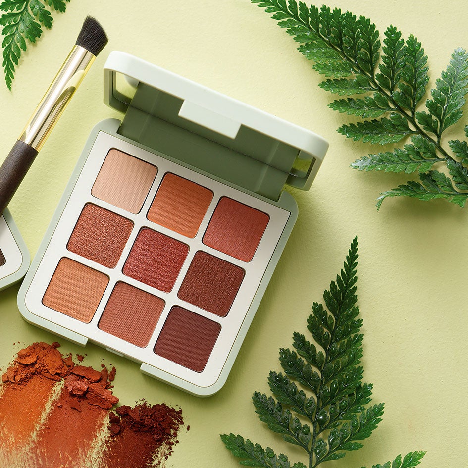 Green me es la nueva línea de maquillaje y cosmética inspirada en la naturaleza de Kiko Milano. Todos los productos están elaborados con entre un 88 y un 100% de materias primas naturales y para el packaging se han usado residuos orgánicos de kiwi, café y cítricos. Además, la mayoría de los productos son aptos para veganos. kikocosmetics.com.