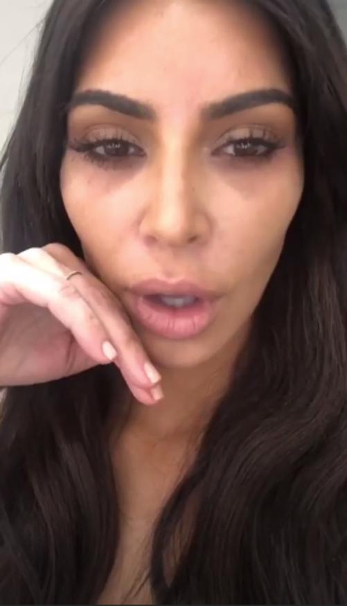 Kim Kardashian West. Para promocionar su kit corrector KKW Beauty, Kim nos dejó ver su cara sin nada de maquillaje y pudimos ver sus impresionantes ojeras. Sorpresón.