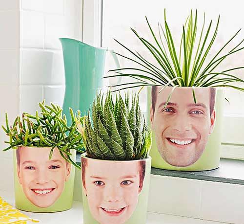 Y siguiendo la dinámica de las macetas... ¿sabes cuántas cosas podrías hacer con ellas? Es muy divertido darle vida con nuestra imaginación a todo lo que nos rodea y esta es una de ellas. Puedes poner fotos de tus hermanos, de tus dibujos favoritos o crear un ejército de los superhéroes con tus macetas.