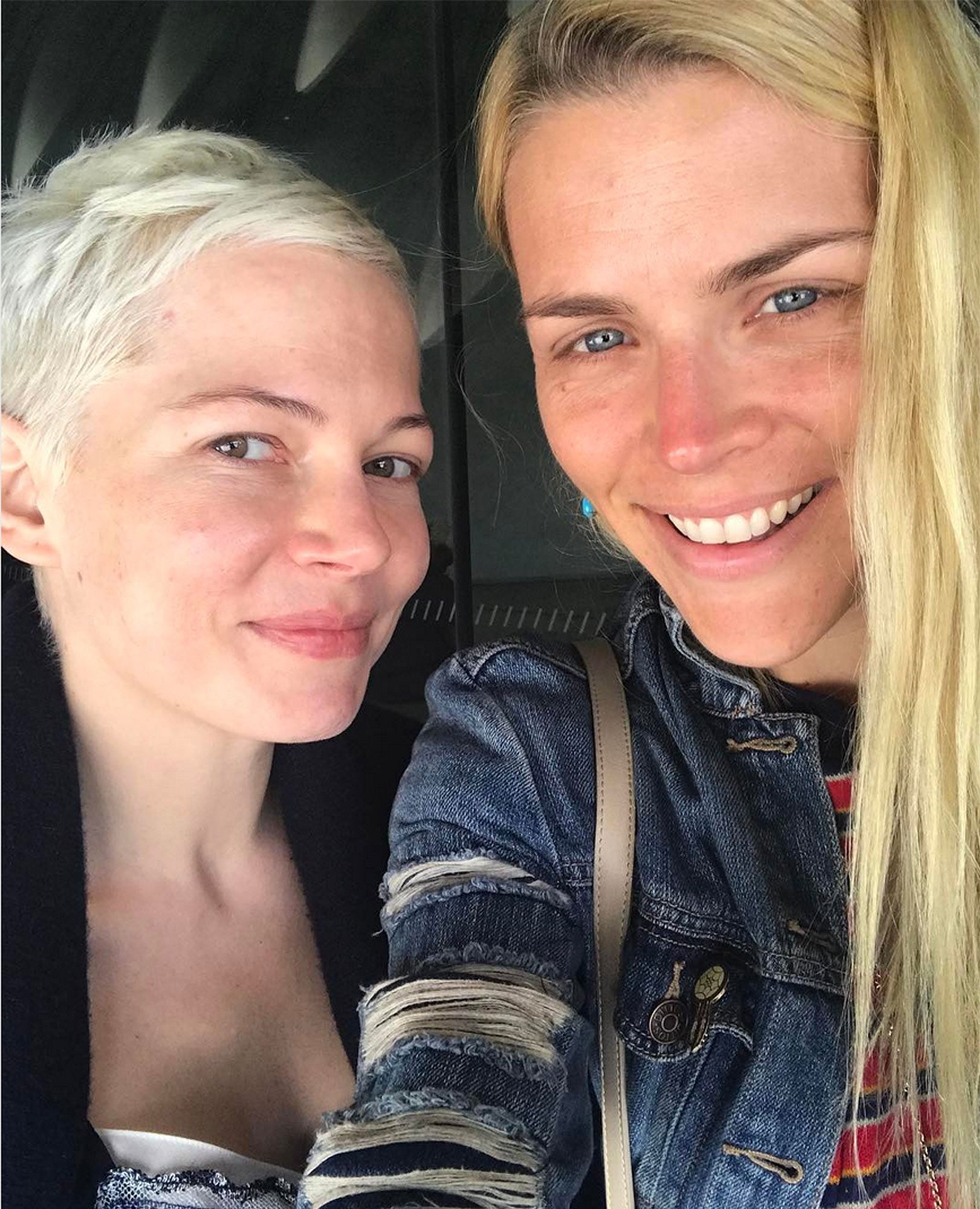 Michelle Williams y Busy Philipps. Gracias a esta foto podemos apreciar aún más el trabajo de estilismo y 'grooming' que llevan las 'celebrities': realmente llevan una capa de producto sobre sus caras.