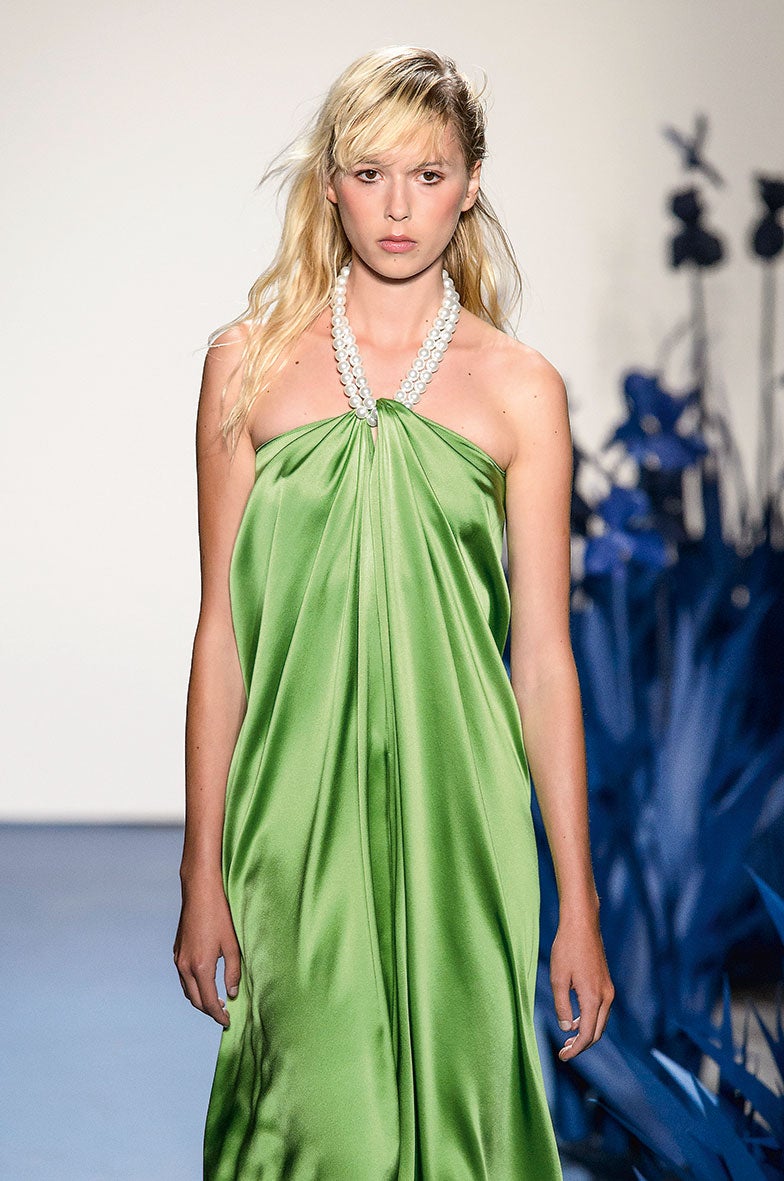 Hay tendencias con mayúsculas y luego están aquellas más pequeñas, pero que ponen la guinda chic a un estilismo. Los tirantes joya pertenecen a esta categoría. (Desfile Adam Selman).