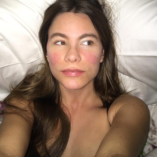 Sofia Vergara. Es rarísimo verla así, sin nada. ¡Y no parece la misma! A ver: en esta foto no estaba del todo bien porque tenía casi 40 de fiebre y de ahí las mejillas sonrosadas.