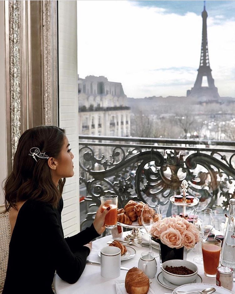Hotel Plaza Athenée de París (en la foto, Camilla Cabello).