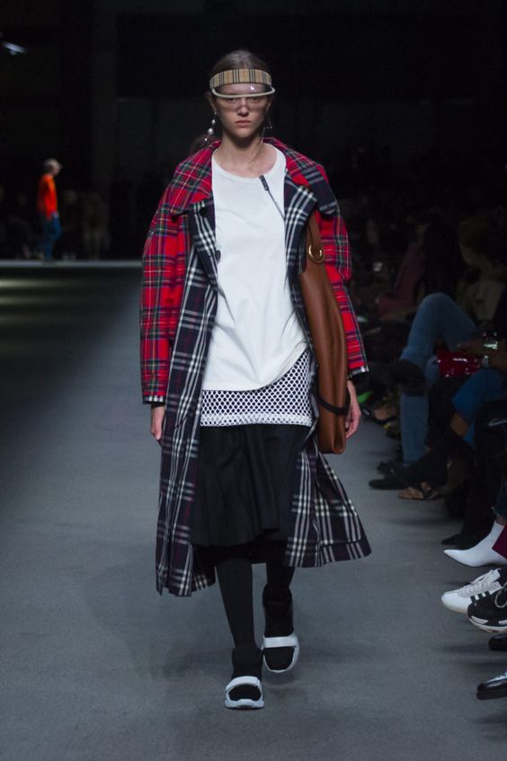 El visor con el que han posado Kim y Kourtney Kardashian en sus idílicas vacaciones en Islas Turcas y Caicos, una pieza en plástico y goma con el frontal en color amarillo huevo, es de Dior. Perfecto para evitar que el sol nos dé tantísimo en la piel de la cara, tan delicada.