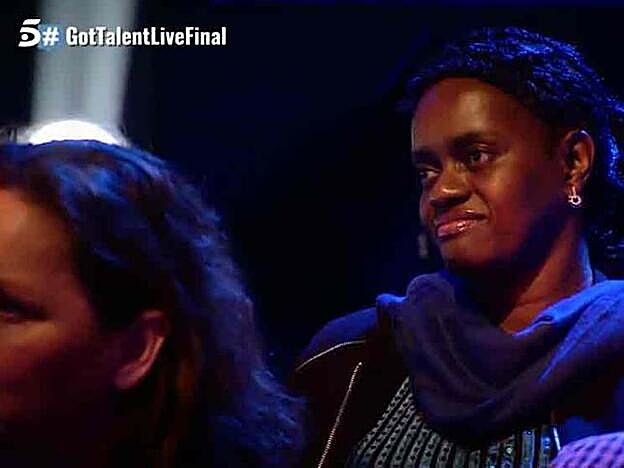 La madre de César Brandon emocionada en el patio de butacas de la final de 'Got Talent'.