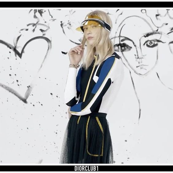 El visor con el que han posado Kim y Kourtney Kardashian en sus idílicas vacaciones en Islas Turcas y Caicos, una pieza en plástico y goma con el frontal en color amarillo huevo, es de Dior. Perfecto para evitar que el sol nos dé tantísimo en la piel de la cara, tan delicada.