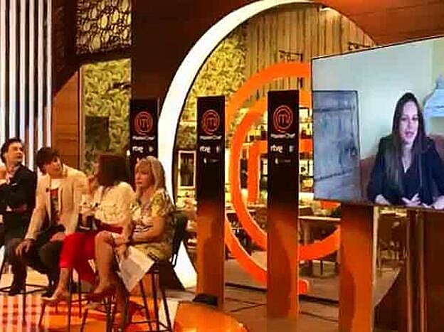 Eva González durante su intervención por plasma en la presentación de 'MasterChef mientras sigue de baja por maternidad.