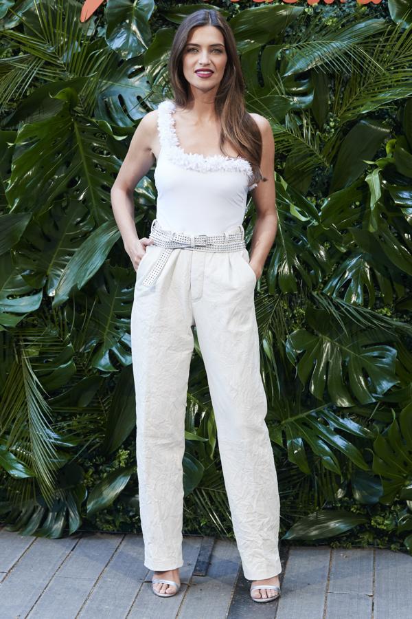 Sara Carbonero ha lucido uno de los bañadores de la colección de Calzedonia, el modelo Pamela blanco con escote asimétrico adornado con flores de plumetti, que ha combinado con unos 'paper bag' de Zadig&Voltaire, cinturón de doble vuelta de la misma firma, y sandalias plateadas de Aquazzura.