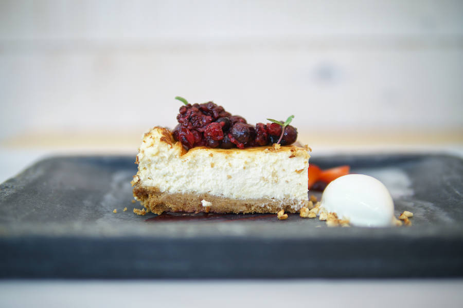 Esta tarta tradicional hecha con queso cremoso y una base de galleta incluye unos coulis de frutos rojos. Podrás encontrarla en el restaurante Cobo Vintage (Calle Merced, 19, en Burgos). Este restaurante de Estrella Michelín afincado en Burgos cuyo chef, Miguel Cobo, ofrece cocina tradicional con un toque renovado.