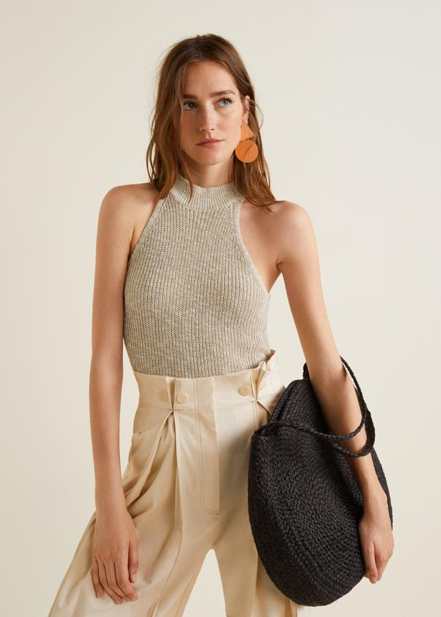 Todas necesitamos una prenda minimal, neutra y versátil en nuestro fondo de armario, y este top color piedra de Mango puede ser una opción perfecta. Precio: 22.99 euros.