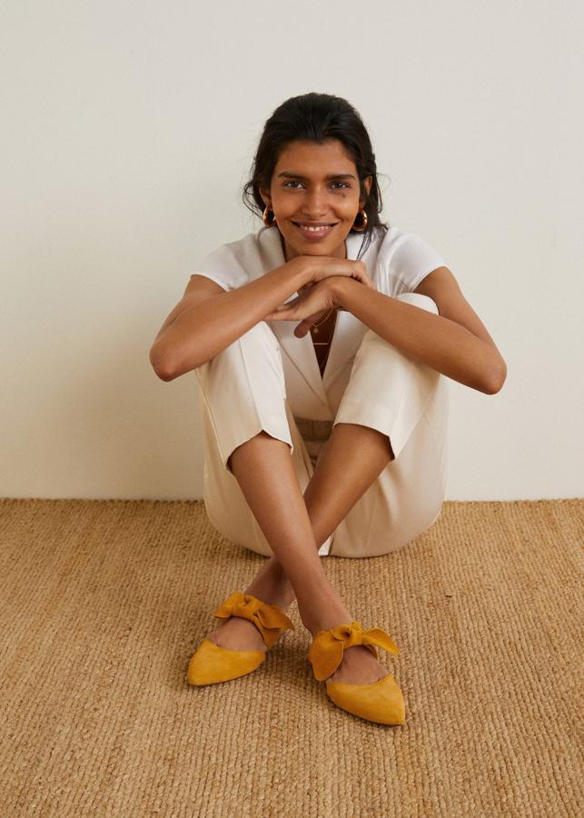 Perfectos para el entretiempo, estos zapatos de ante mostaza con detalle de lazo nos han conquistado. Precio: 29.99 euros