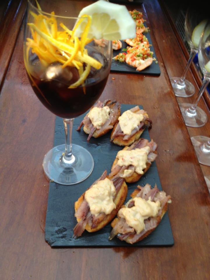 La calle General Artetxe es el templo del vermut en Donosti, y en ella, el Bar Roberto es el rey. Allí se sirven con pasión los mejores 'marianitos' (llámalo así si quieres pasar por local) de la ciudad, y se acompañan de tapas exquisitas que hacen entender por qué este pequeño bar está siempre lleno.