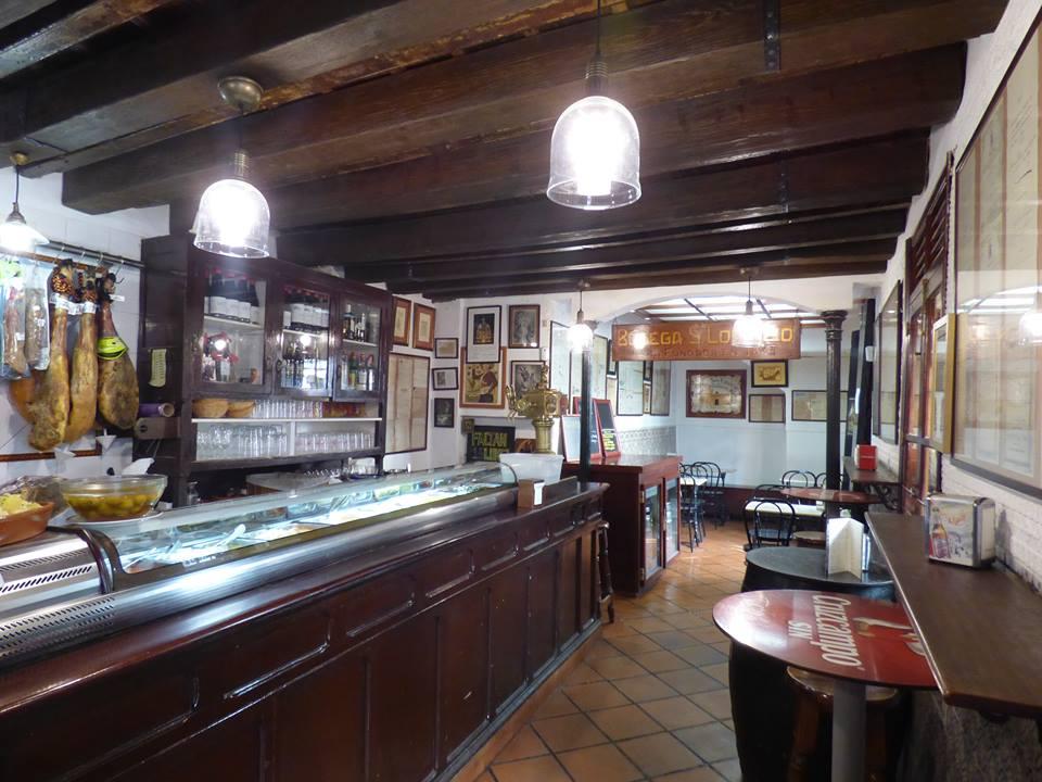 Sevilla es mucho más que rebujito, manzanilla y  Feria de Abril (que también) . Sevilla tiene un sabor especial, y lo demuestra en barras como la de la Bodega San Lorenzo, donde llevan 150 años sirviendo el vermut "tradicionalmente, con o sin sifón" y acompañándolo de "toda clase de moluscos en lata, como nuestros Mejillones en Escabeche o las finas Anchoas del Cantábrico", aseguran en su Web.