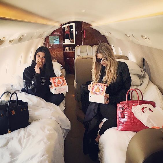 Según la revista estadounidense “People”, la fundadora de “Good American” no va a quedarse demasiado tiempo en Cleveland: de hecho, ya está preparando su traslado a Los Angeles, a su Calabasas querido, con la ayuda de su familia. De momento el traslado está en compás de espera, hasta que los médicos dictaminen que madre e hija pueden viajar con seguridad. Por su parte, el padre no tiene pensado poner ningún impedimento a su marcha. Una fuente cercana al jugador admite que “tiene muchísimos remordimientos por todo lo que ha pasado y no quiere causarle más dolor a Khloé”.