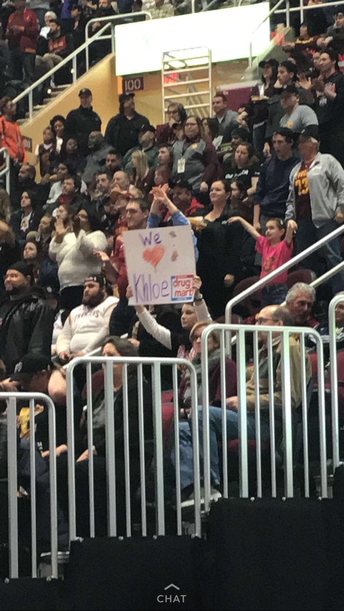 Horas antes de ponerse de parto, Tristan Thompson se enfrentó por primera vez al juicio de la opinión pública: cuando saltó a la cancha de baloncesto con su equipo, los Cleveland Cavaliers, le recibió una sonora pitada del público. Está claro que no es lo mismo traicionar a una novia apenas conocida por el gran público que ponerle los cuernos a una Kardashian, perteneciente a la familia más seguida del globo. Las cámaras del estadio incluso captaron a una fan que llevó al partido un pancarta que decía: “We love Khloé”.