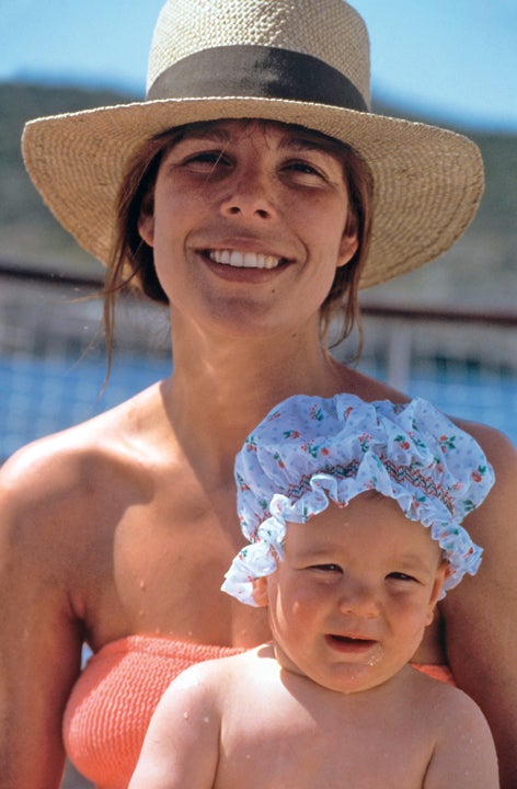 Carolina y Carlota en la playa, en 1987.