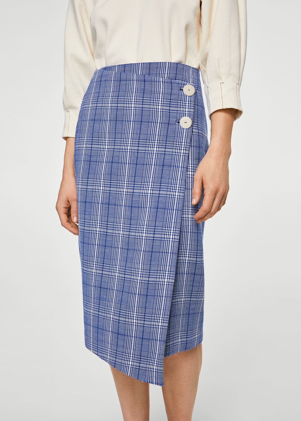 Falda cruzada de cuadros de Mango: 39,99 euros.