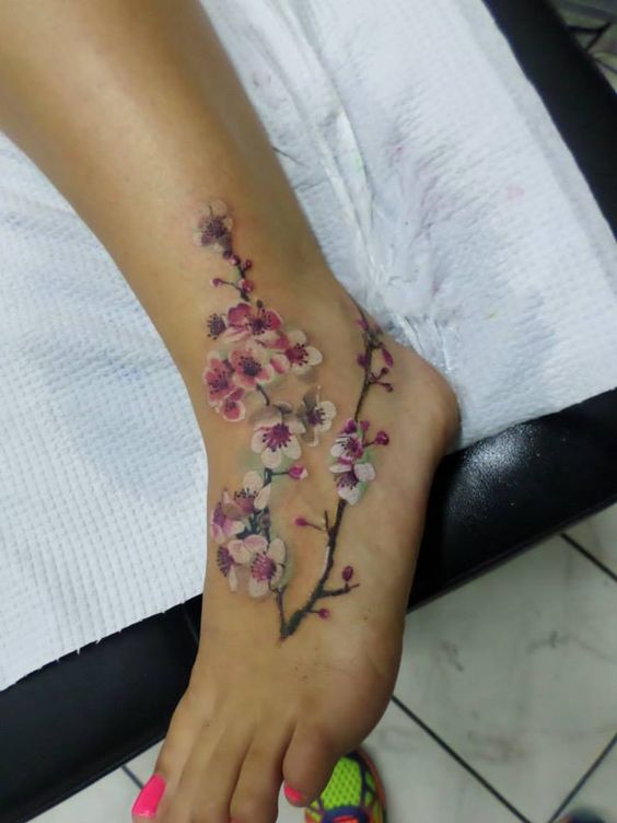 Fotos: Tatuajes de flores para sentir la primavera en tu piel