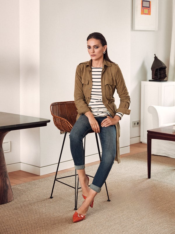Laura Ponte luce sobre una camiseta de rayas, de Max Mara Weekend, chaqueta de ante de Polo Ralph Lauren. Los jeans son de Southern Cotton; los zapatos y pendientes, de Gloria Ortiz.