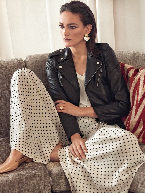 Laura Ponte luce pantalón de CH Carolina Herrera; cazadora perfecto de Boss; y camiseta de Polo Ralph Lauren. Pendientes y anillo, de Gloria Ortiz, que también firma los zapatos.