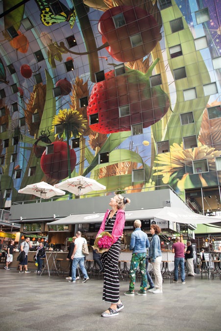 María en el interior del Markthal, cuyo techo está decorado con 4.000 azulejos que forman la obra El cuerno de la abundancia.