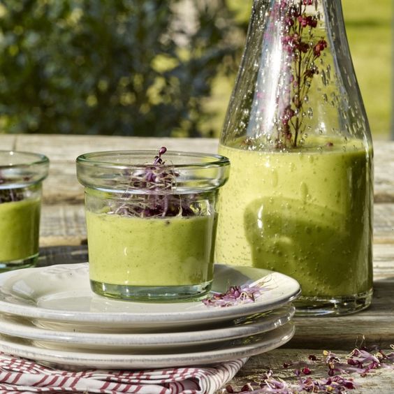 Gazpacho de aguacate y calabacín: Ahora que se acerca el buen tiempo, que lleguen os alimentos fresquitos. Si eres amante del aguacate, este gazpacho será la excusa perfecta para una tarde de terraceo al sol.