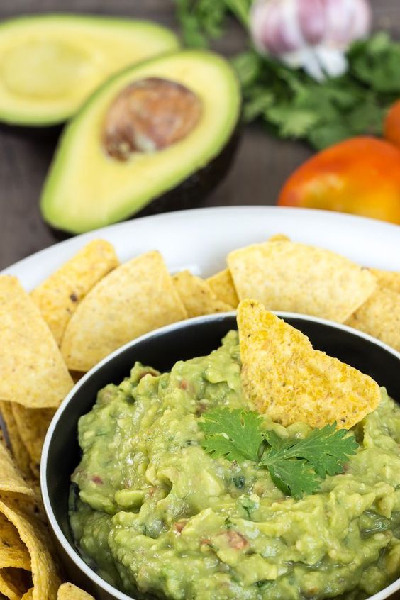 Guacamole: El mítico plato de aguacate siempre será el guacamole. En México es de los top 10, pero en el mundo entero cuando se trata de una cena de tapas con los amigos también.