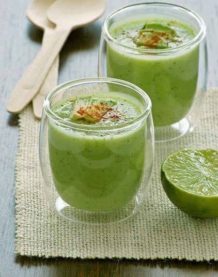 Crema fría de calabacín y aguacate: Y retomando la idea del gazpacho anterior, esta crema fría de aguacate con calabacín no te dejará indiferente.