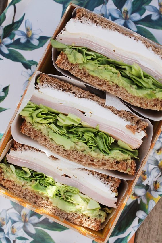 Sándwich mixto con aguacate: El clásico sándwich mixto puede resultarte menos típico si lo acompañas con aguacate.