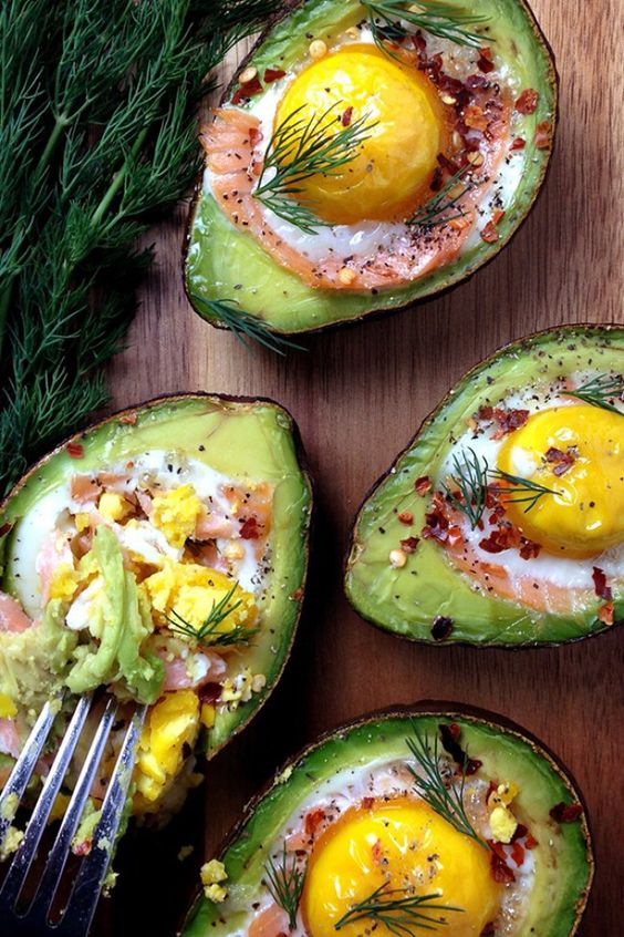 Tostadas de huevo revuelto con aguacate: Los desayunos te resultarán más sabrosos si los acompañas de os alimentos más completos. Estas tostadas son una combinación perfecta de huevo revuelo con aguacate para empezar el día con energía.