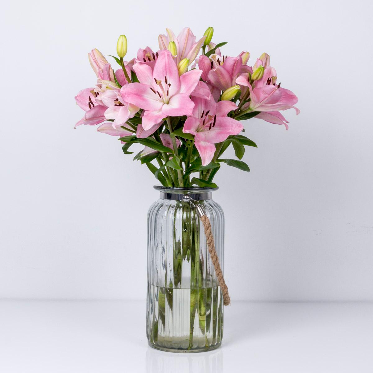 Para mamás todoterreno. Un ramo de flores formado por liliums rosas que representan a la mujer poderosa que no le teme a nada y lucha por todo. Su aroma es como su carácter, fuerte. Es la primera en apuntarse a todo, y sus días tienen 30 horas. Durante la noche, su presencia se intensifica y no deja a nadie indiferente. Fascina a todos a su alrededor con su personalidad arrolladora.