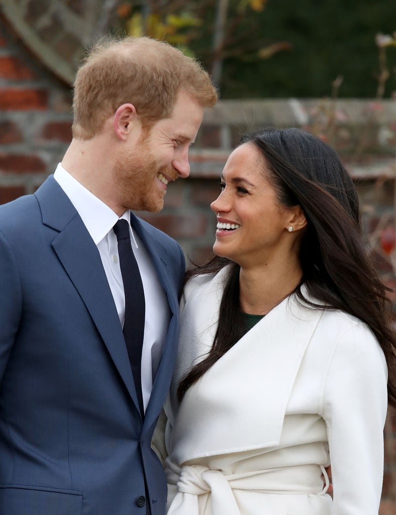 Esta es la típica historia de amor de una Cenicienta (aunque Meghan Markle estaba ya probando las mieles del éxito gracias a “Suits”) y un Príncipe. Sin embargo, no hay zapato de por medio sino una cita a ciegas preparada por una amiga común. El encuentro estaba programado, pero el flechazo fue de cuento: instantáneo.